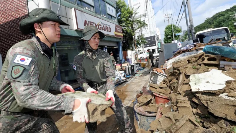 দক্ষিণ কোরিয়ায় বন্যা ও ভূমিধসে মৃত ১৪, নিখোঁজ ১২-এর বেশি